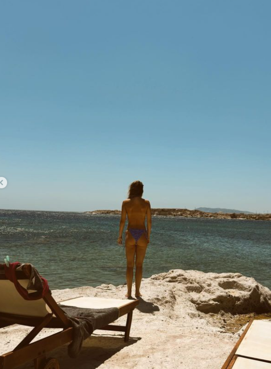 Κλέλια Ανδριολάτου: Κάνει γιόγκα με το μαγιό της στο φεγγαρόφως - Δείτε το βίντεο