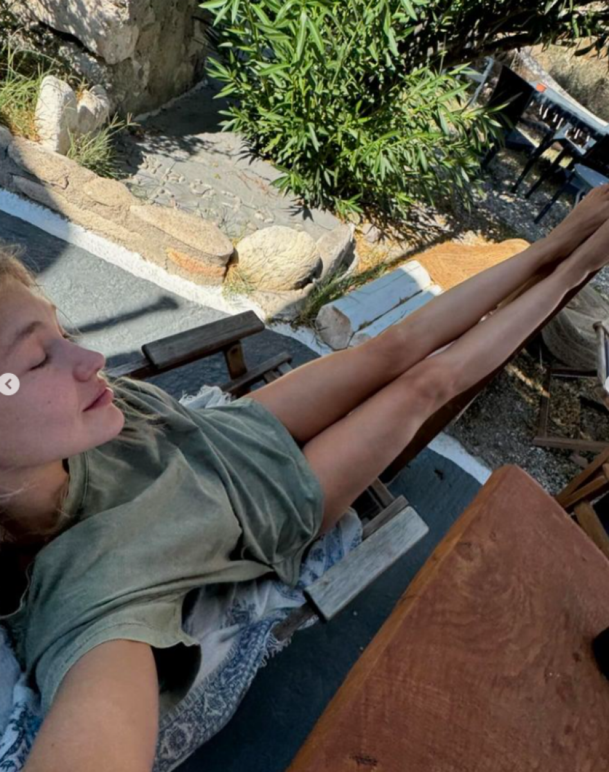 Κλέλια Ανδριολάτου: Κάνει γιόγκα με το μαγιό της στο φεγγαρόφως - Δείτε το βίντεο