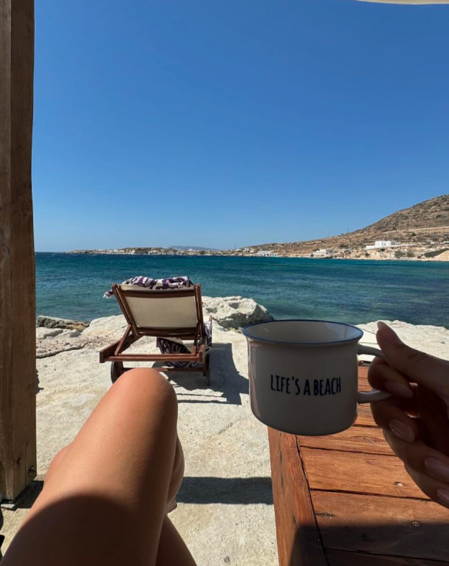 Κλέλια Ανδριολάτου: Κάνει γιόγκα με το μαγιό της στο φεγγαρόφως - Δείτε το βίντεο