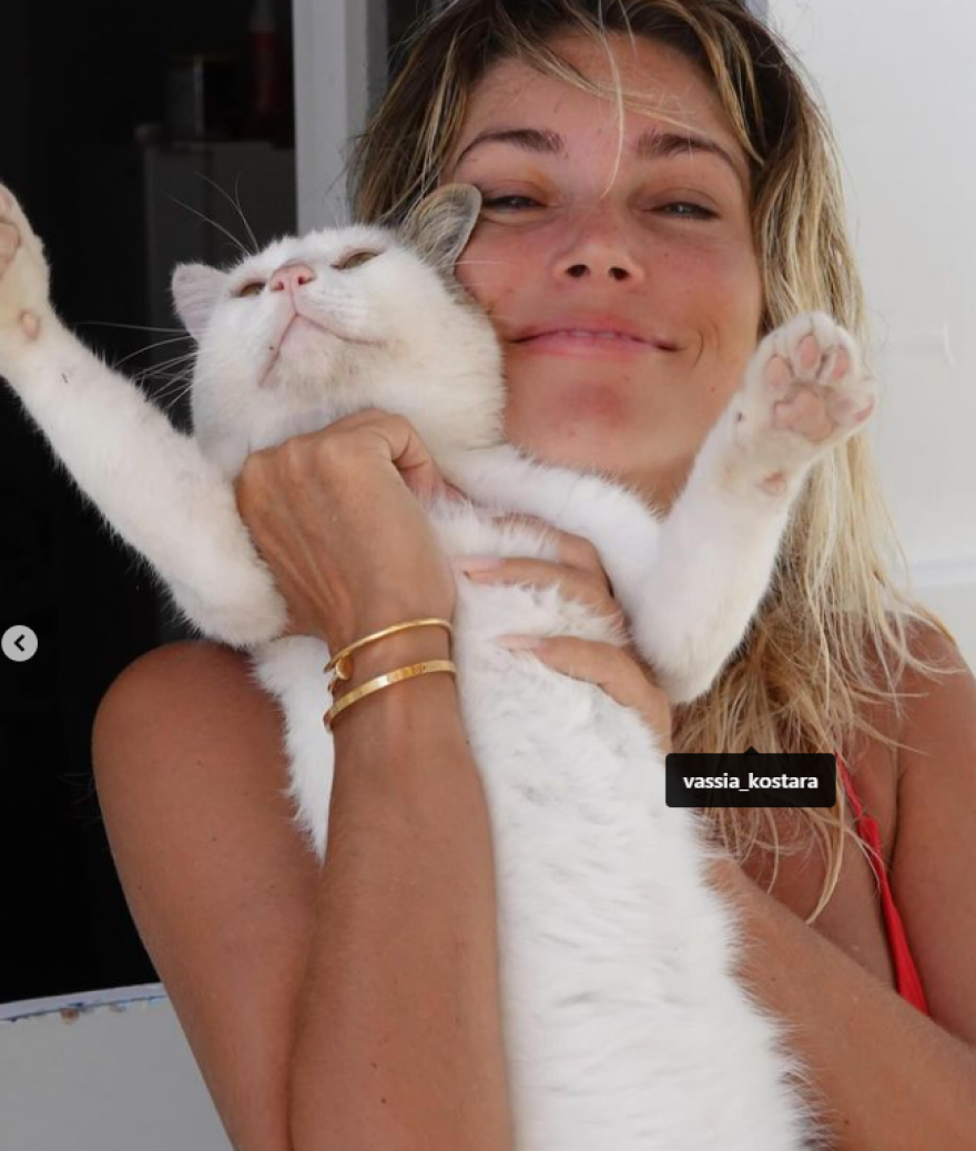 Κλέλια Ανδριολάτου: Κάνει γιόγκα με το μαγιό της στο φεγγαρόφως - Δείτε το βίντεο