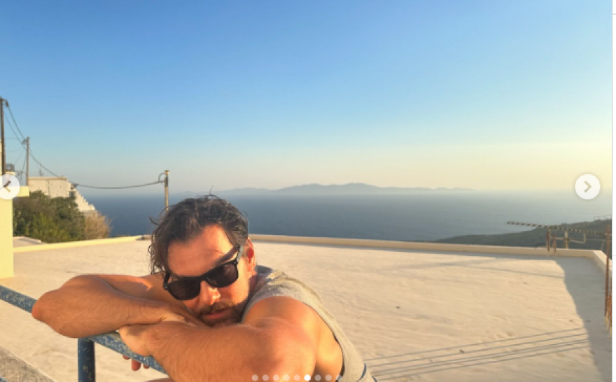 Γιάννης Κουκουράκης: Φωτογραφίζεται με μαγιό στο νησί που παραθερίζει