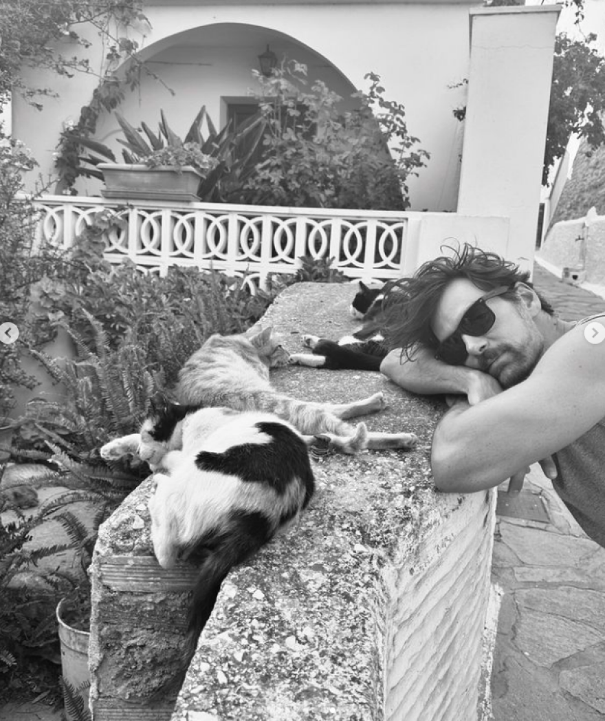 Γιάννης Κουκουράκης: Φωτογραφίζεται με μαγιό στο νησί που παραθερίζει