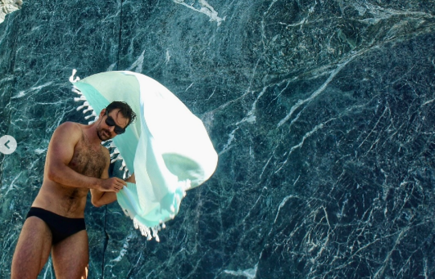 Γιάννης Κουκουράκης: Φωτογραφίζεται με μαγιό στο νησί που παραθερίζει