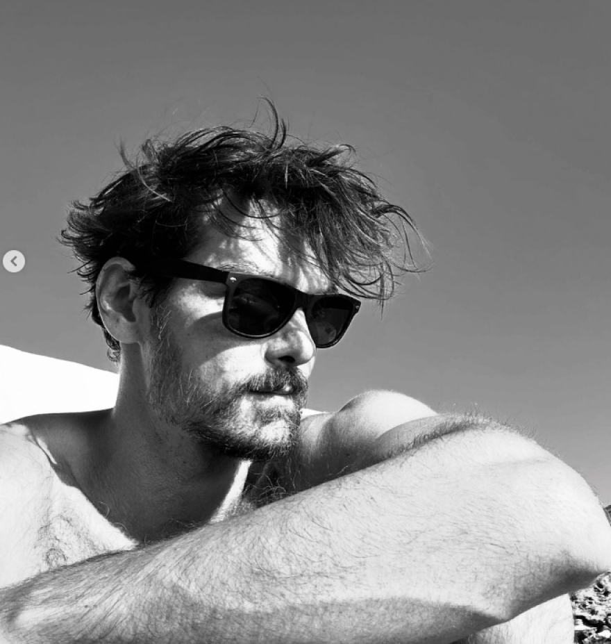 Γιάννης Κουκουράκης: Φωτογραφίζεται με μαγιό στο νησί που παραθερίζει