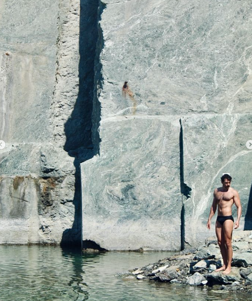 Γιάννης Κουκουράκης: Φωτογραφίζεται με μαγιό στο νησί που παραθερίζει