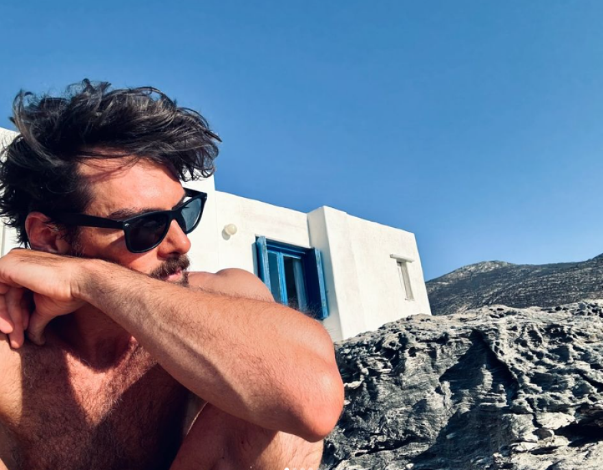 Γιάννης Κουκουράκης: Φωτογραφίζεται με μαγιό στο νησί που παραθερίζει