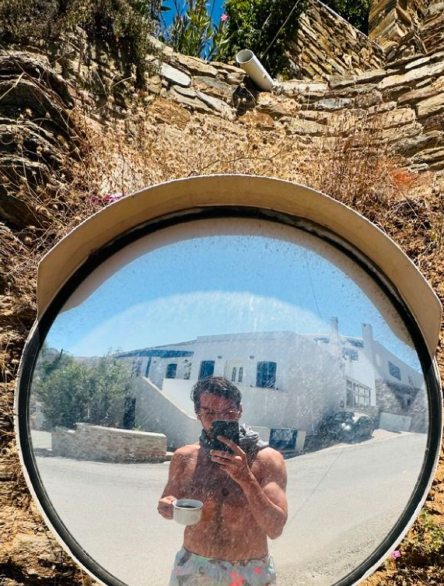 Γιάννης Κουκουράκης: Φωτογραφίζεται με μαγιό στο νησί που παραθερίζει