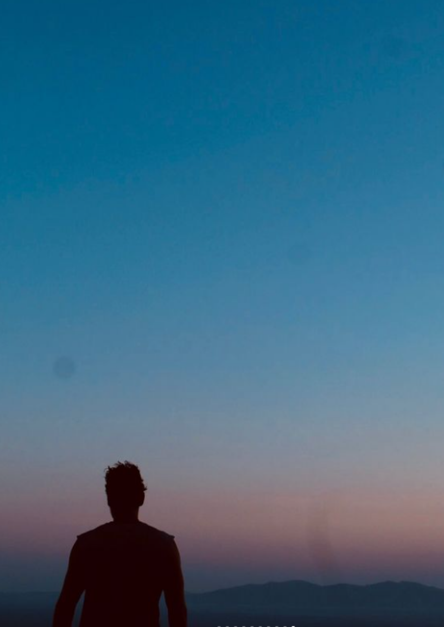 Γιάννης Κουκουράκης: Φωτογραφίζεται με μαγιό στο νησί που παραθερίζει