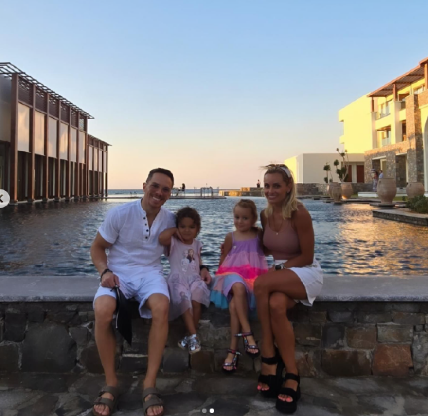 Λευτέρης Πετρούνιας - Βασιλική Μιλλούση: Το φιλί τους στο ηλιοβασίλεμα της Κρήτης