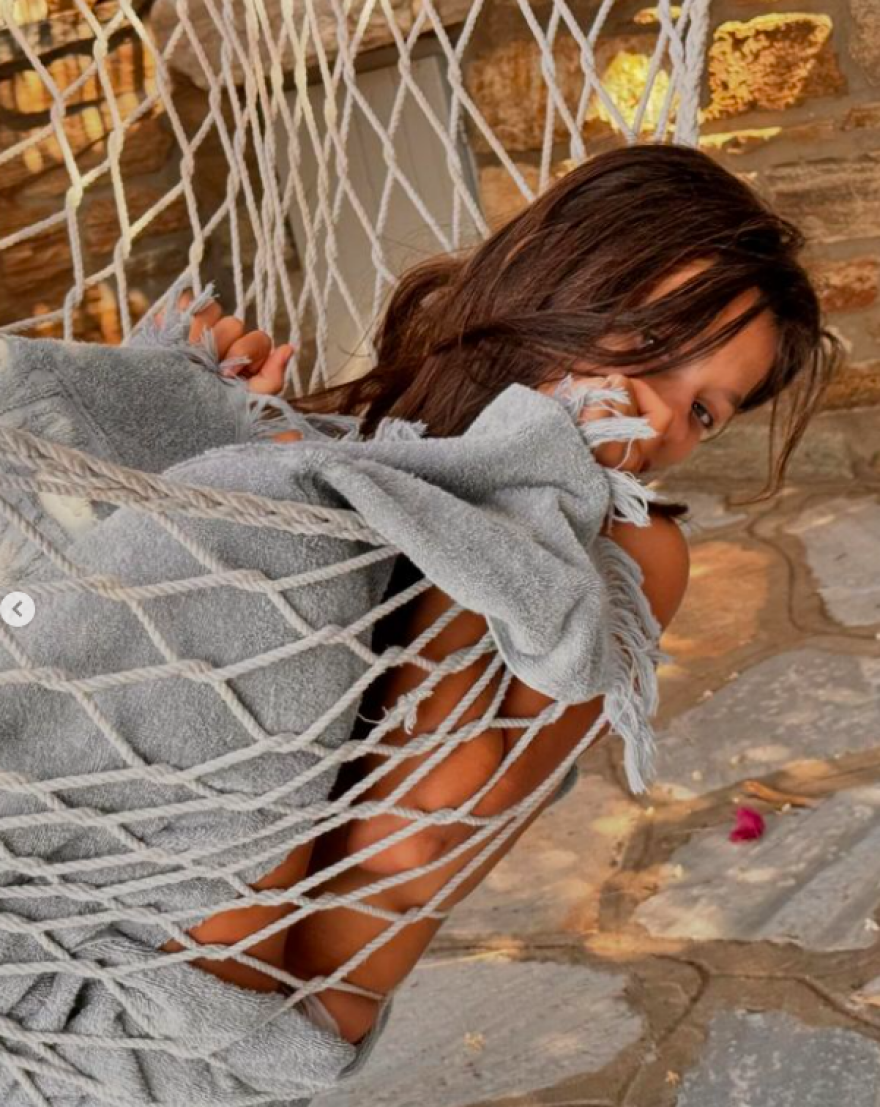 Χρήστος Λούλης - Έμιλυ Κολιανδρή: Βγάζουν φωτογραφία με τα μπουρνούζια τους 