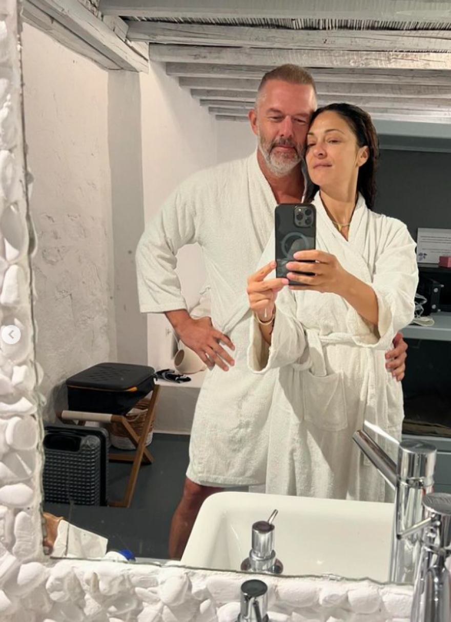 Χρήστος Λούλης - Έμιλυ Κολιανδρή: Βγάζουν φωτογραφία με τα μπουρνούζια τους 