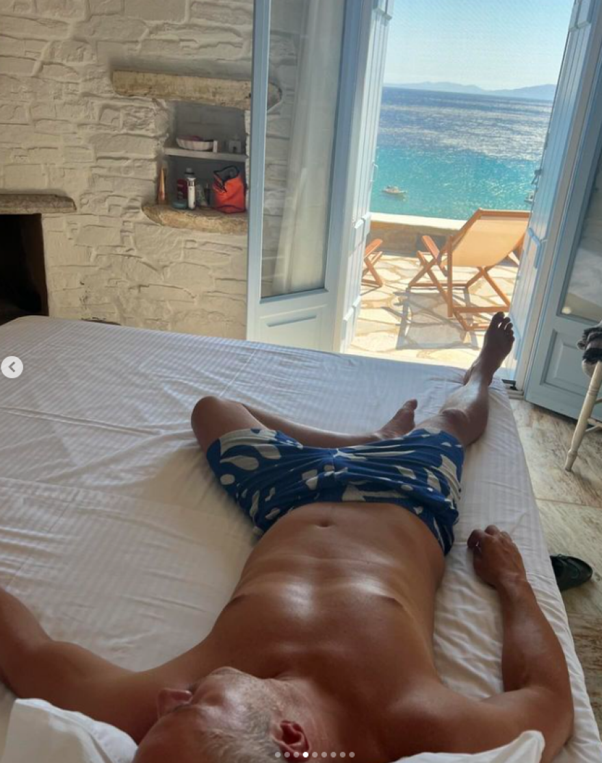 Χρήστος Λούλης - Έμιλυ Κολιανδρή: Βγάζουν φωτογραφία με τα μπουρνούζια τους 