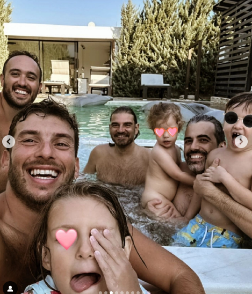 Μαντώ Γαστεράτου: Ποζάρει με ολόσωμο μαγιό λίγο πριν γεννήσει το τρίτο παιδί της