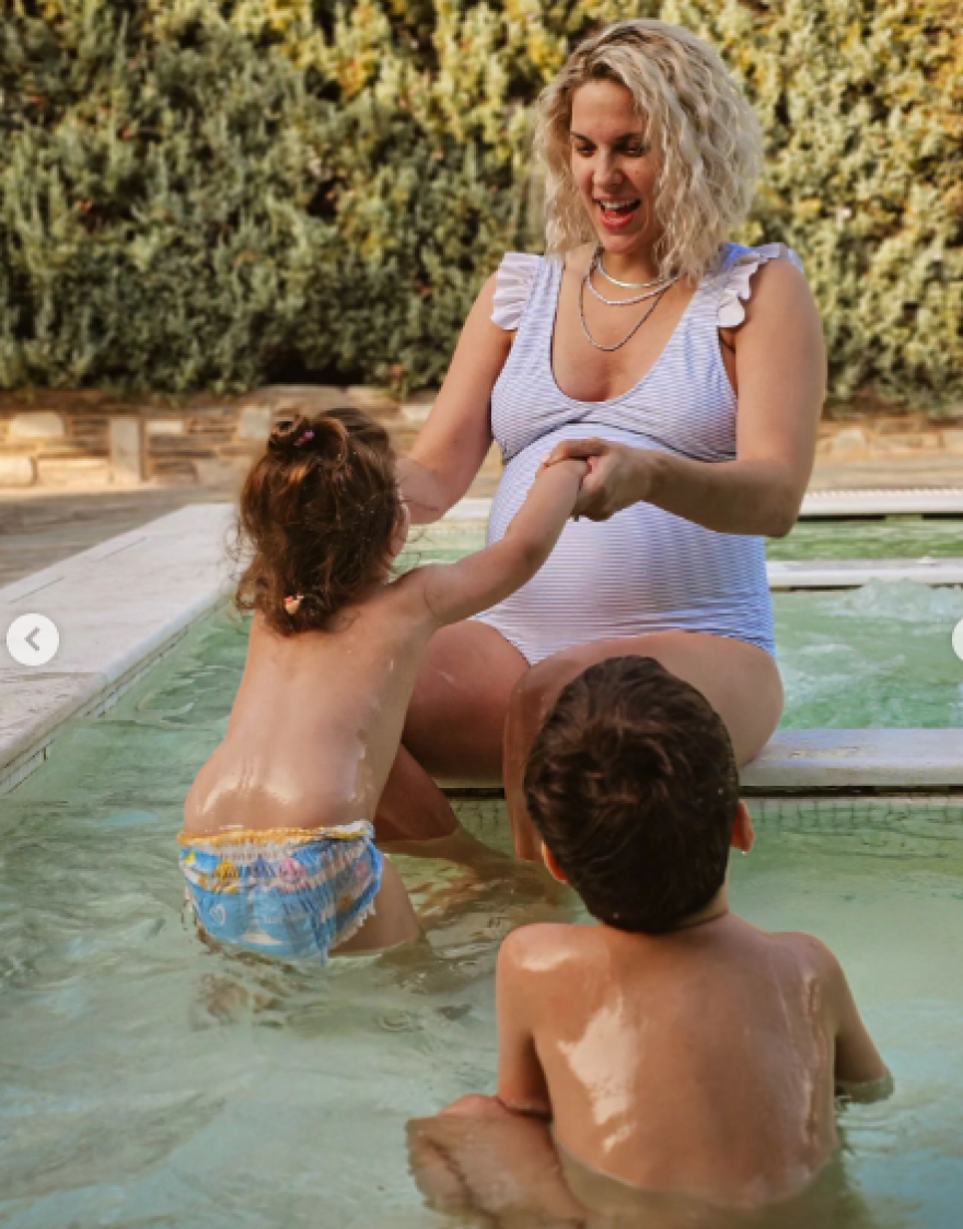 Μαντώ Γαστεράτου: Ποζάρει με ολόσωμο μαγιό λίγο πριν γεννήσει το τρίτο παιδί της