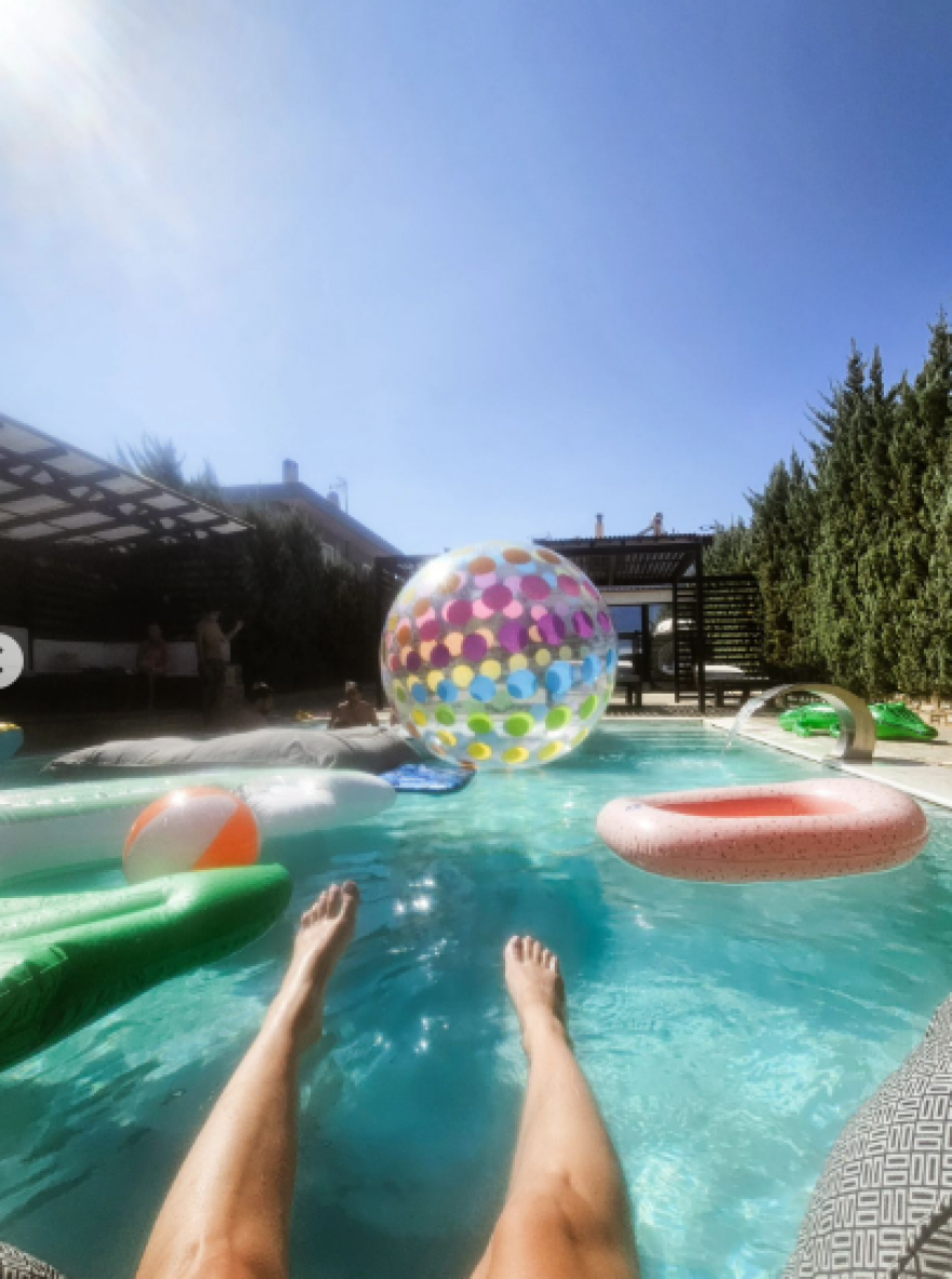 Μαντώ Γαστεράτου: Ποζάρει με ολόσωμο μαγιό λίγο πριν γεννήσει το τρίτο παιδί της