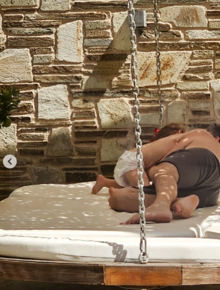 Μαντώ Γαστεράτου: Ποζάρει με ολόσωμο μαγιό λίγο πριν γεννήσει το τρίτο παιδί της