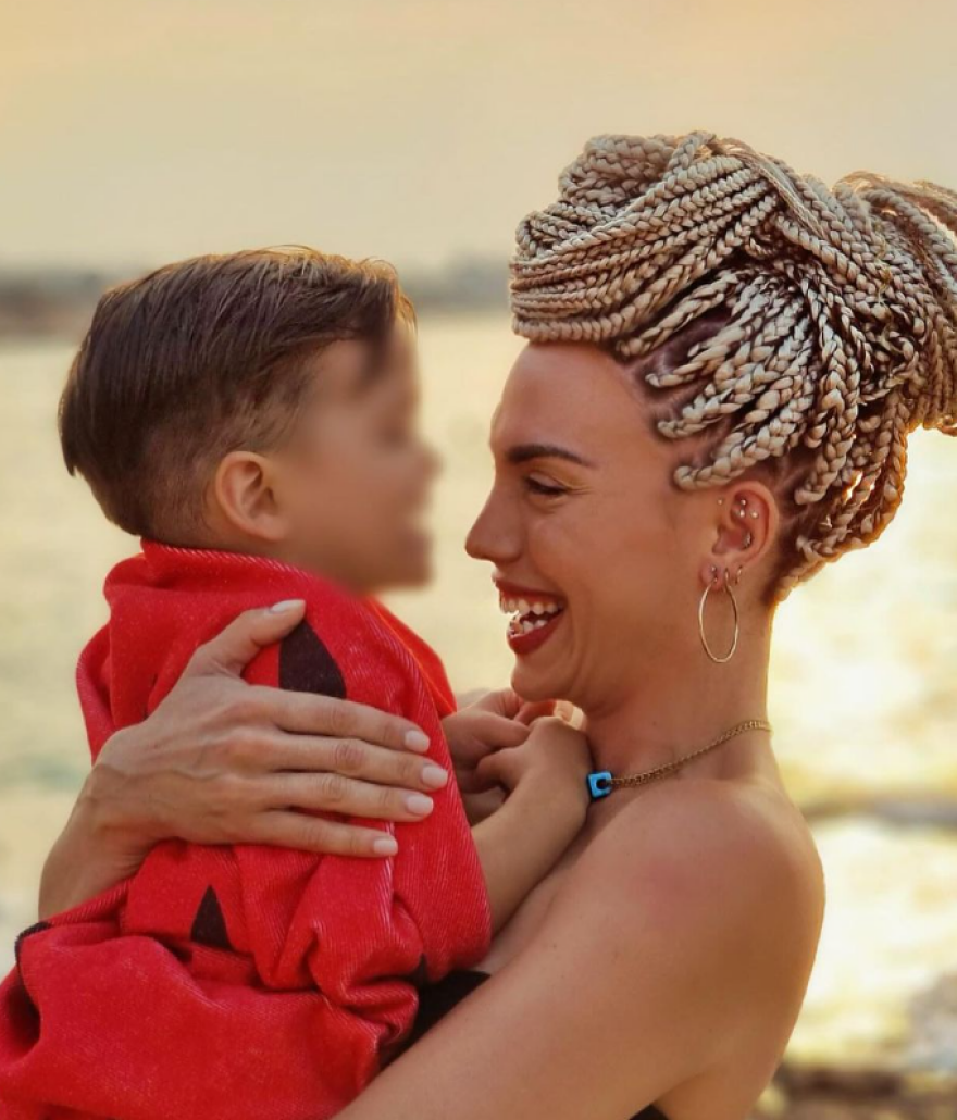 Κρυσταλλία: Η εναλλαγή ρόλων από τραγουδίστρια σε μαμά και τούμπαλιν είναι μεγάλη πρόκληση