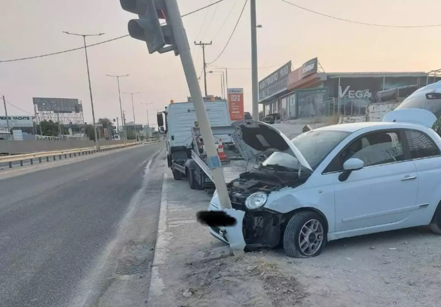 Τροχαίο ατύχημα στη Βάρης - Κορωπίου - Αυτοκίνητο καρφώθηκε σε κολόνα φαναριού