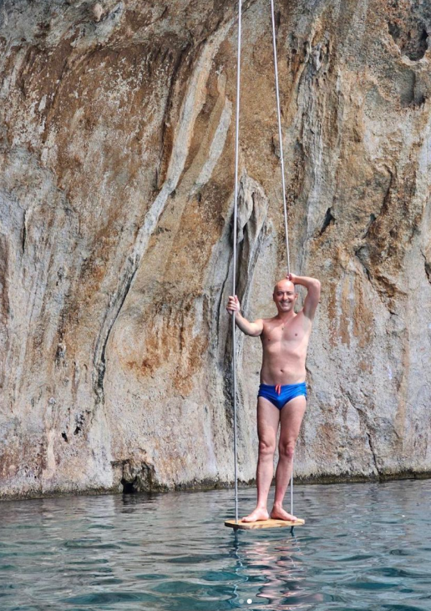 Θανάσης Αλευράς: Κάνει κούνια πάνω από τη θάλασσα στην Κάλυμνο