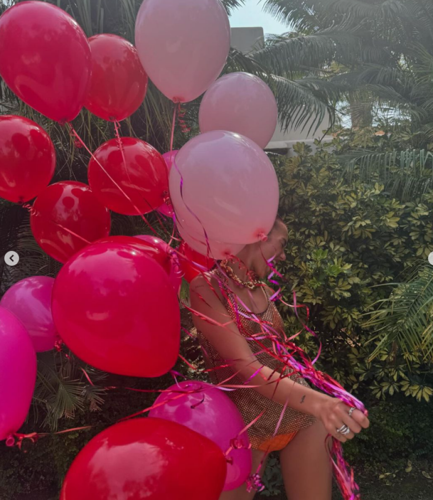 Ντούα Λίπα: Η ζωή γίνεται όλο και καλύτερη, γράφει η τραγουδίστρια για την ημέρα των γενεθλίων της