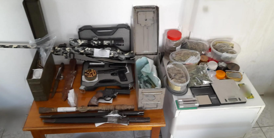 Λασίθι: Οικογένεια είχε νάρκες, όπλα, χασισοφυτεία και αρχαία στα σπίτια της