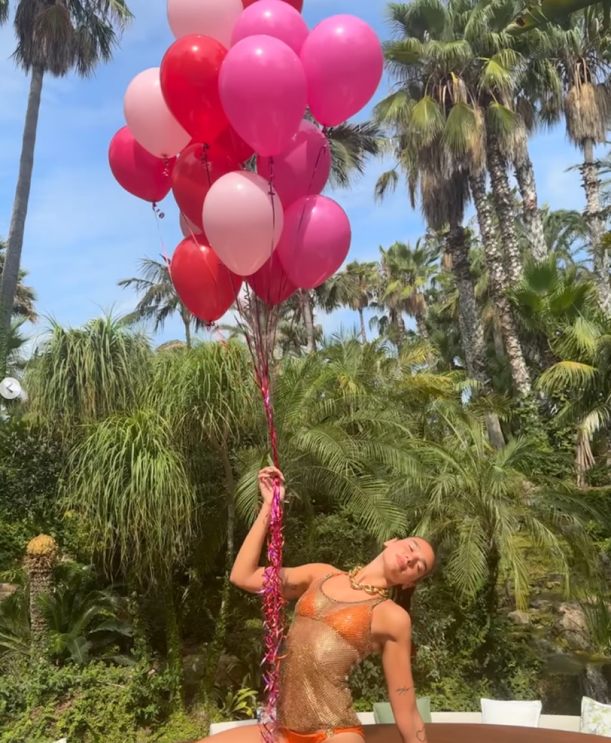 Ντούα Λίπα: Η ζωή γίνεται όλο και καλύτερη, γράφει η τραγουδίστρια για την ημέρα των γενεθλίων της