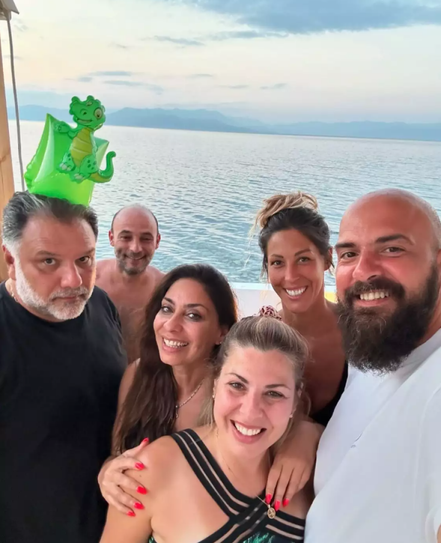 Γρηγόρης Αρναούτογλου - Νάνσυ Αντωνίου: Περνούν τις τελευταίες ημέρες του Αυγούστου με φίλους στο Αίγιο