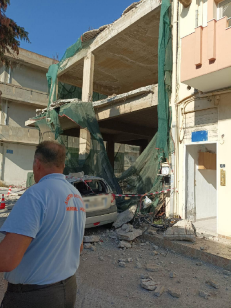 Ηράκλειο: Κατέρρευσε τμήμα οικοδομής, ζημιές σε οχήματα - Δείτε φωτογραφίες