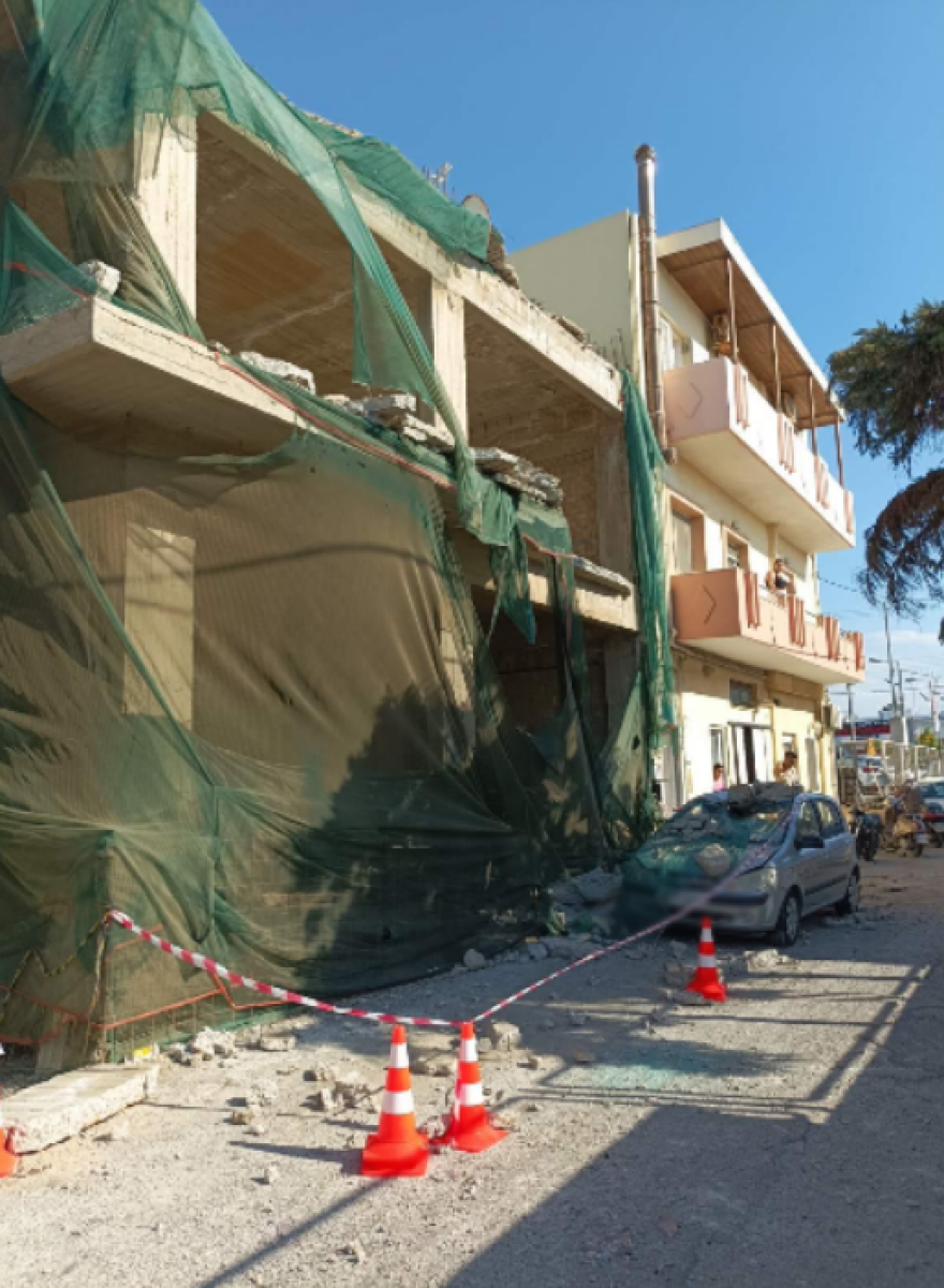 Ηράκλειο: Κατέρρευσε τμήμα οικοδομής, ζημιές σε οχήματα - Δείτε φωτογραφίες