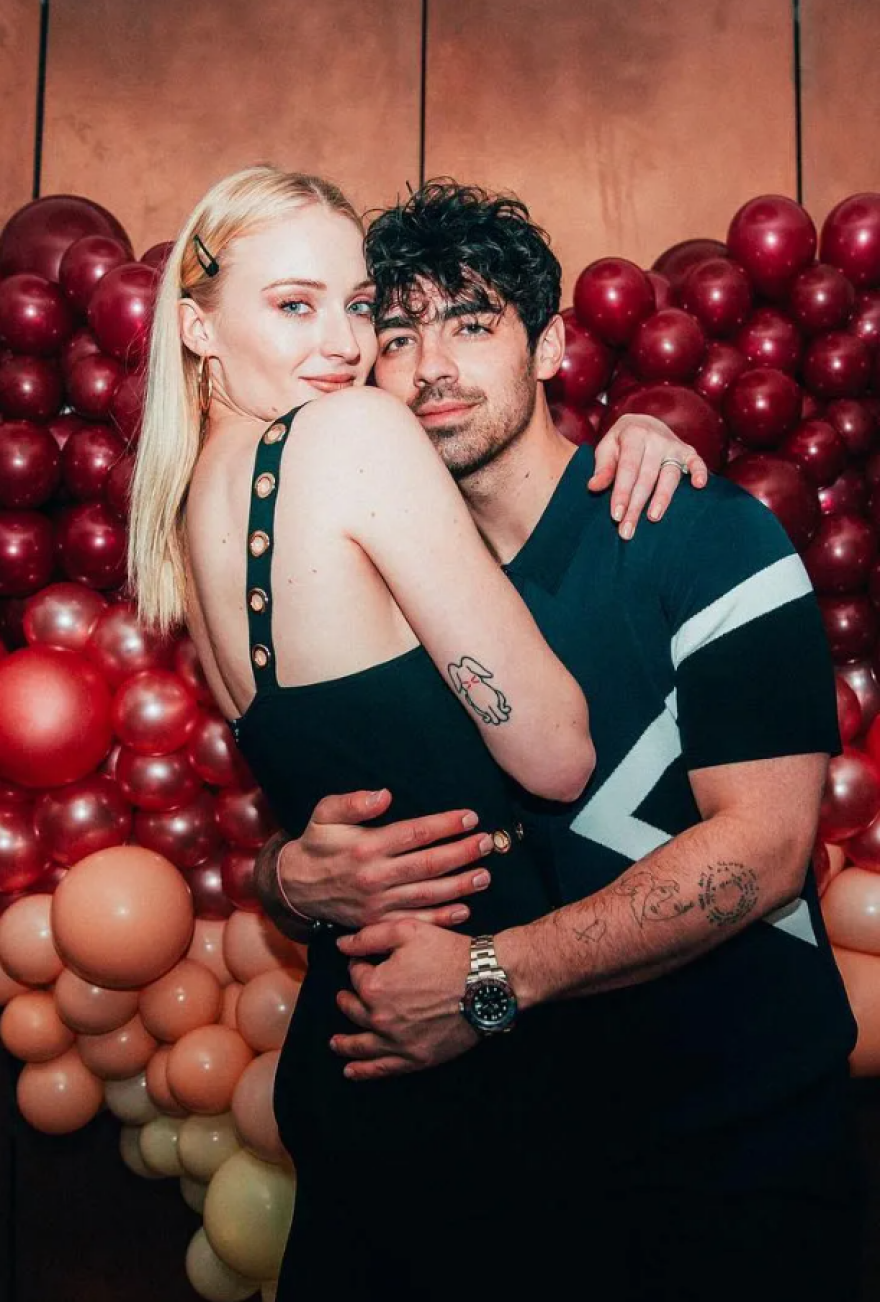 Τζο Τζόνας για Σόφι Τέρνερ: Δεν προσπαθώ να βγάλω πράγματα στη φόρα με το νέο μου άλμπουμ