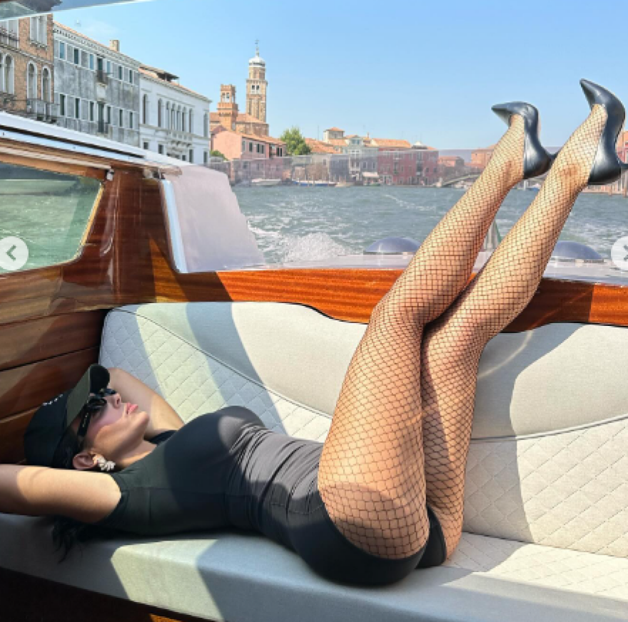 Τζορτζίνα Ροντρίγκεζ: Έφτασε στη Βενετία με σέξι διάθεση για το κινηματογραφικό φεστιβάλ