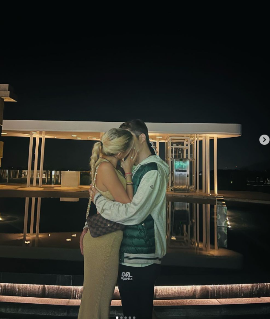 Έλενα Τσαβαλιά: Πόζαρε για μια selfie με τον γιο της και τη σύντροφό του