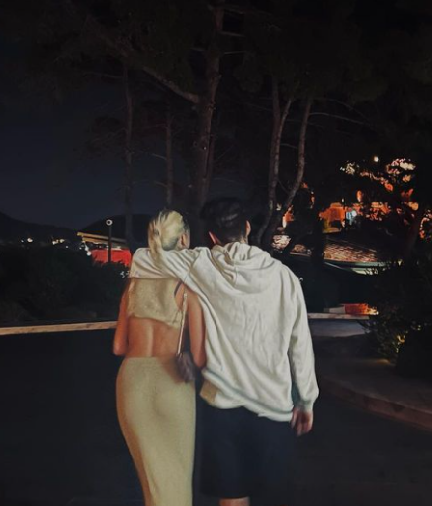 Έλενα Τσαβαλιά: Πόζαρε για μια selfie με τον γιο της και τη σύντροφό του