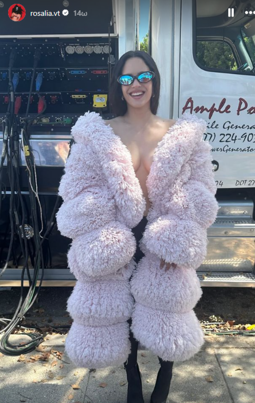 Ροσαλία: Πόζαρε για το Instagram φορώντας μόνο παλτό και καλσόν