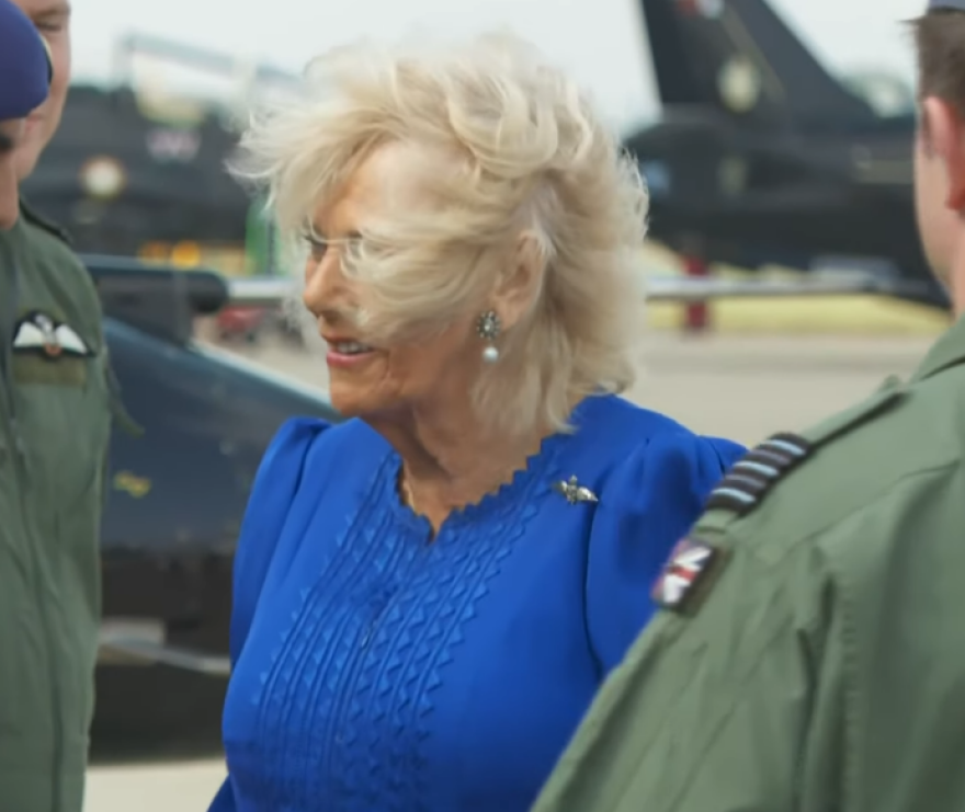 Βασίλισσα Καμίλα: Η στιγμή που ο δυνατός αέρας της χαλάει το χτένισμα σε επίσκεψη σε βάση της RAF