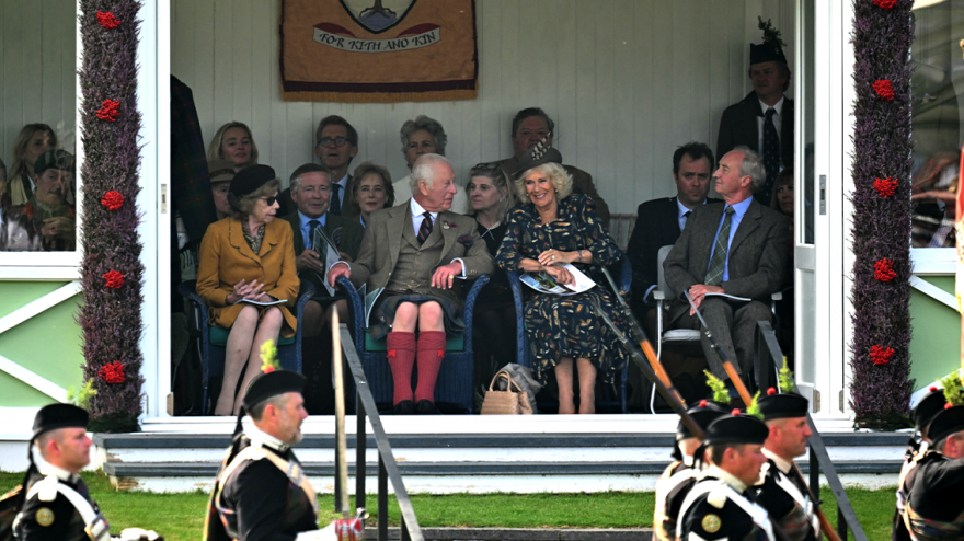 Βρετανία: Ο «εκρηκτικός» ενδυματολογικός συνδυασμός του βασιλιά Καρόλου