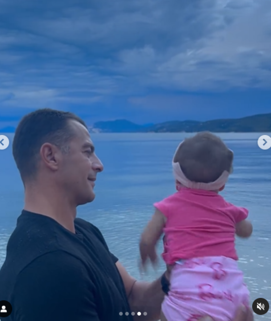 Δήμητρα Βαμβακούση: Τα στιγμιότυπα από τη Σκιάθο με τον Γιώργο Αγγελόπουλο και την κόρη τους