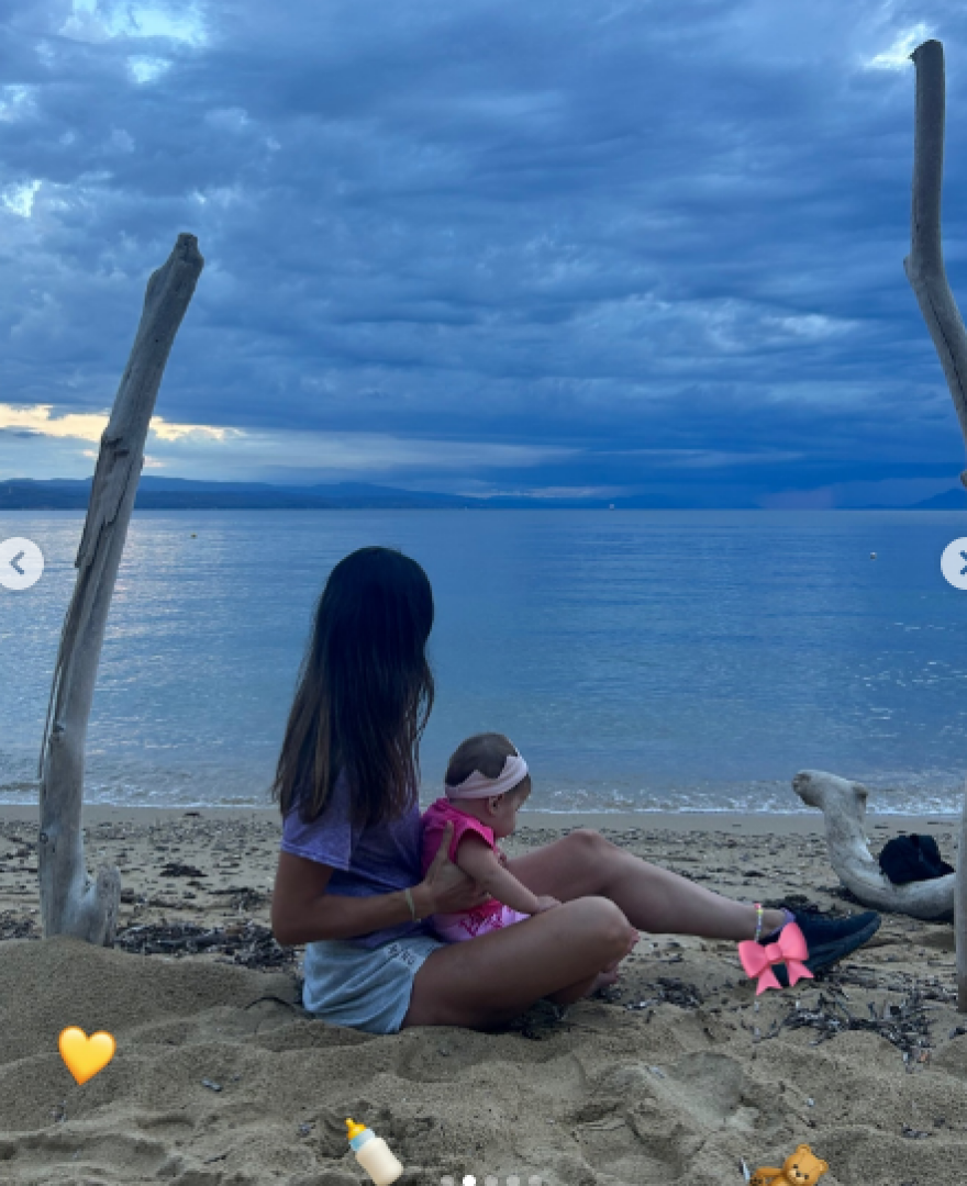 Δήμητρα Βαμβακούση: Τα στιγμιότυπα από τη Σκιάθο με τον Γιώργο Αγγελόπουλο και την κόρη τους