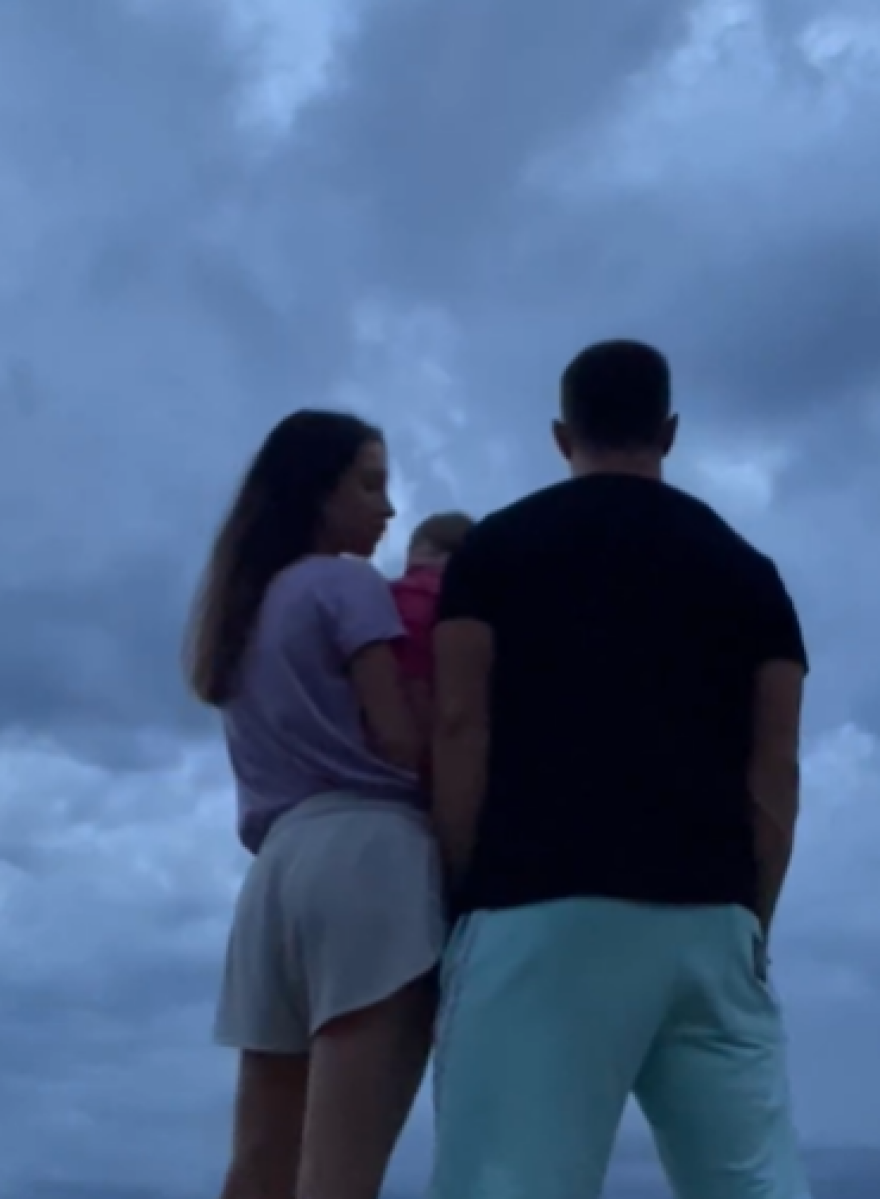 Δήμητρα Βαμβακούση: Τα στιγμιότυπα από τη Σκιάθο με τον Γιώργο Αγγελόπουλο και την κόρη τους