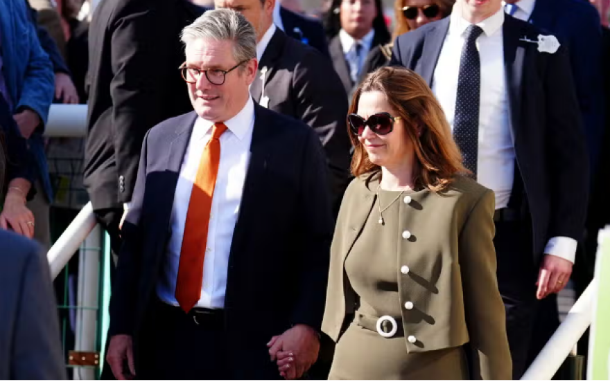 Βρετανία: «Πονοκέφαλος» για τον Στάρμερ από δωρεές ρούχων στη γυναίκα του