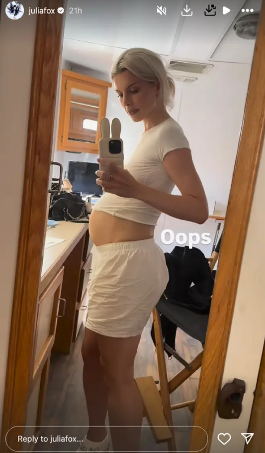 Τζούλια Φοξ: Η φωτογραφία με φουσκωμένη κοιλιά κι η απάντηση στις φήμες περί εγκυμοσύνης