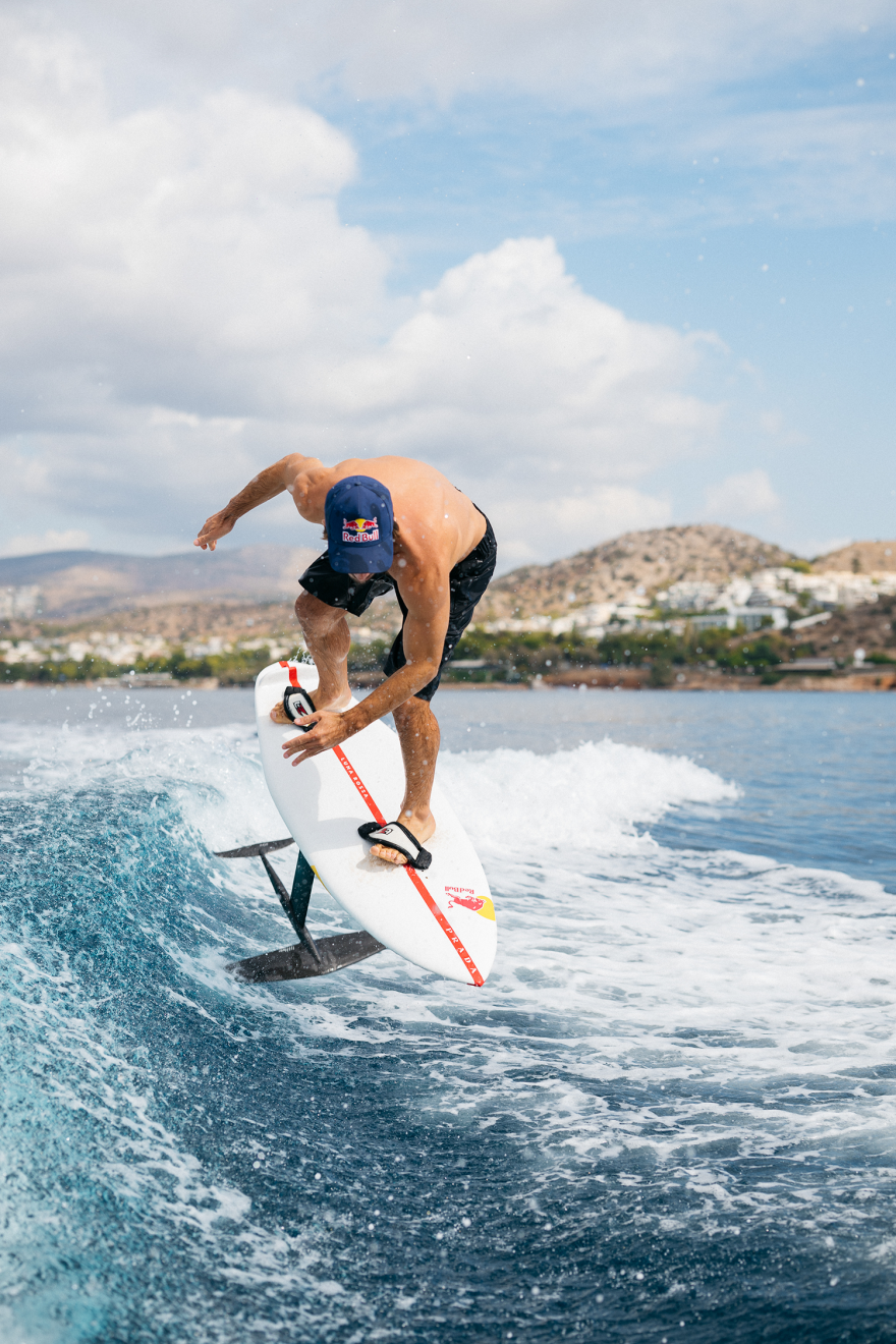 Νικόλας Πλυτάς: Με μια σανίδα, εκεί που το νερό «φιλιέται» με τον αέρα