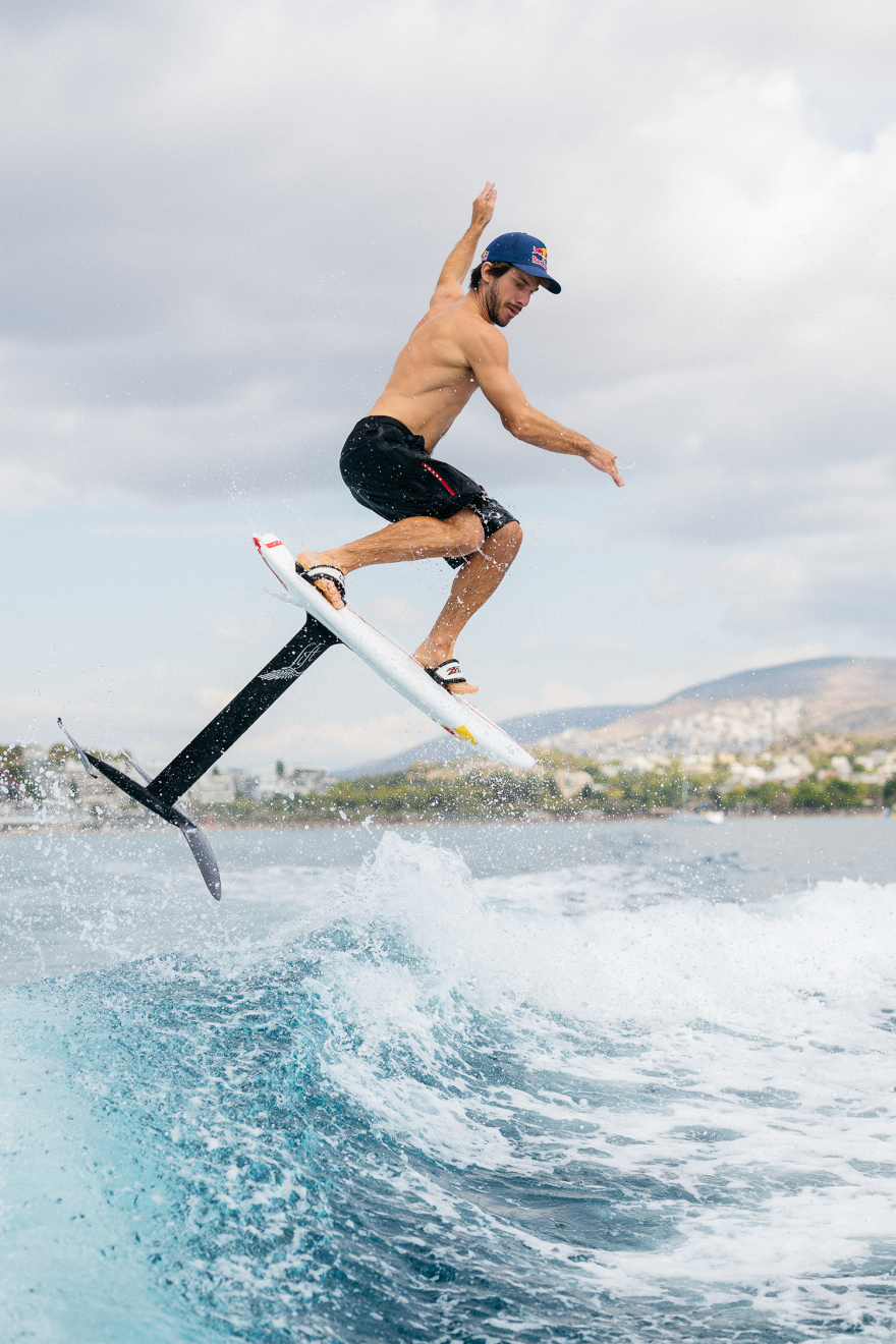 Νικόλας Πλυτάς: Με μια σανίδα, εκεί που το νερό «φιλιέται» με τον αέρα