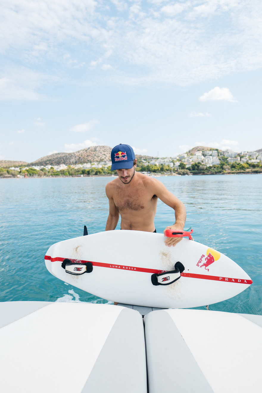 Νικόλας Πλυτάς: Με μια σανίδα, εκεί που το νερό «φιλιέται» με τον αέρα