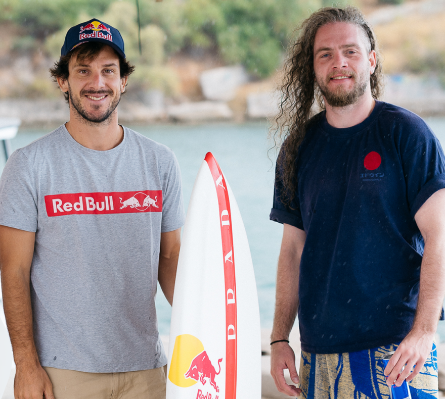 Νικόλας Πλυτάς: Με μια σανίδα, εκεί που το νερό «φιλιέται» με τον αέρα