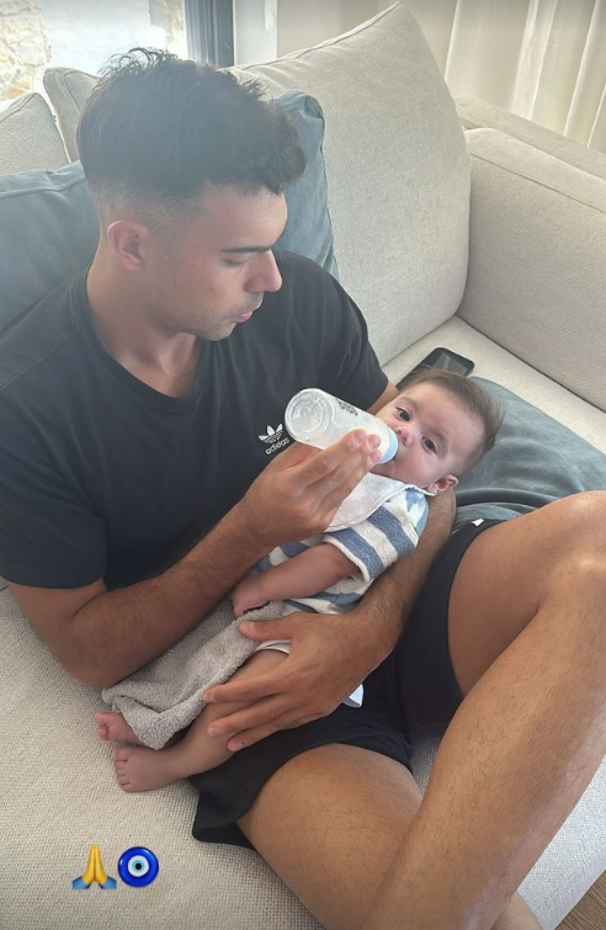 Κώστας Σλούκας: Η τρυφερή στιγμή του αρχηγού του Παναθηναϊκού - Ταΐζει με το μπιμπερό τον γιο του - Φωτογραφία 