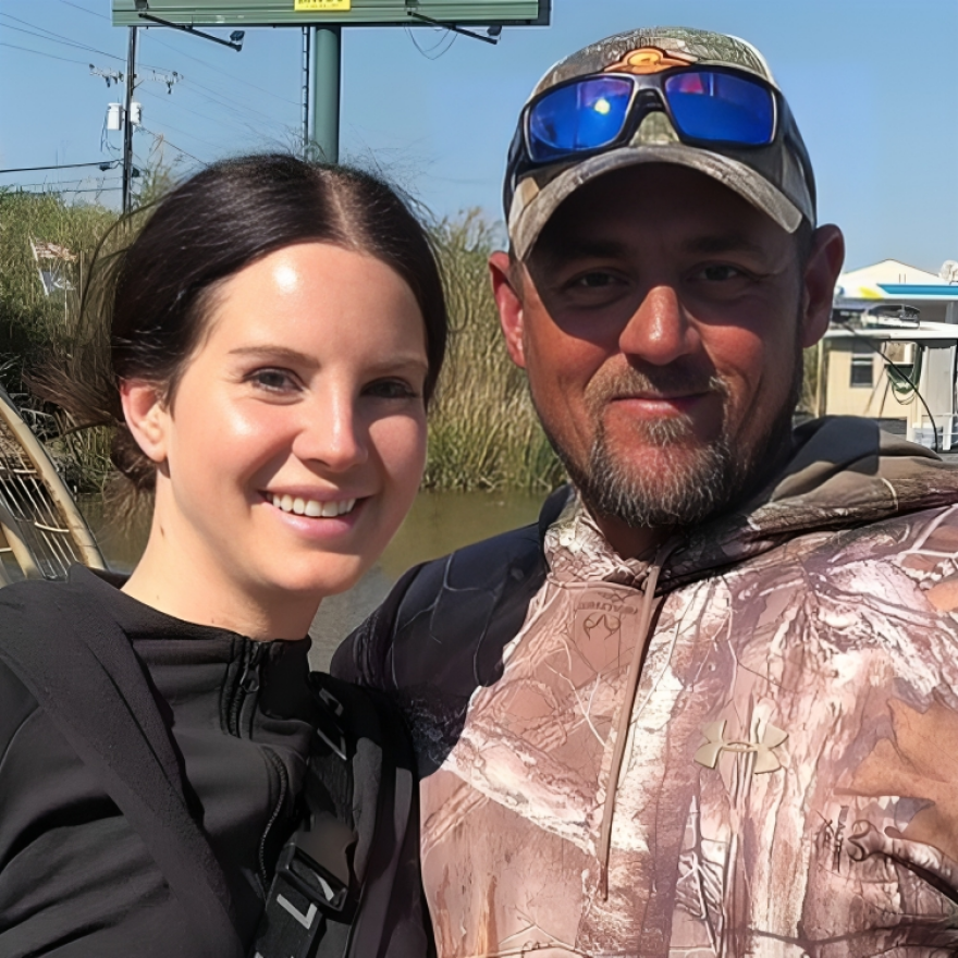 Lana Del Rey: Ποιος είναι ο ξεναγός που κατάφερε να φορέσει βέρα στην τραγουδίστρια