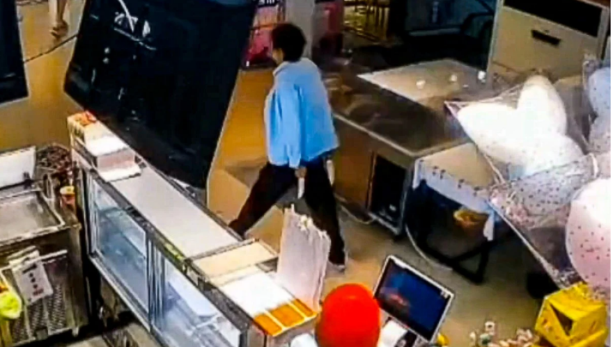 Κίνα: Η στιγμή που άνδρας εισβάλει κρατώντας μαχαίρια σε σούπερ μάρκετ στη Σαγκάη - Σκότωσε 3, τραυμάτισε 15