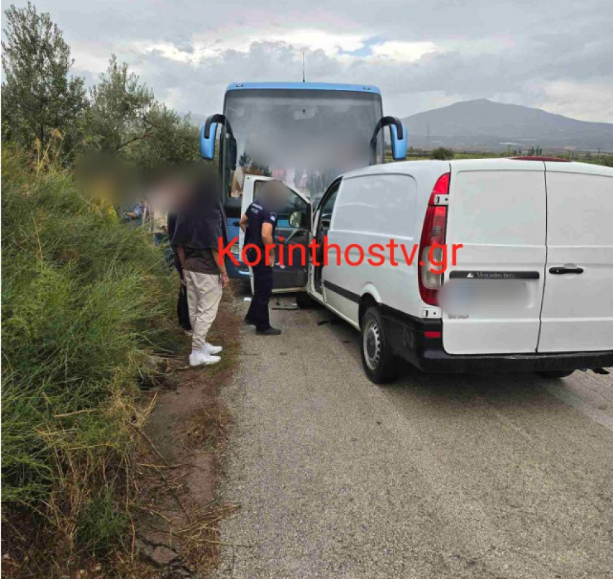 Σύγκρουση λεωφορείου με Ι.Χ στην Κορινθία - Δείτε φωτογραφίες