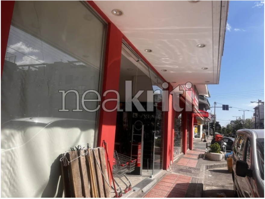 Κρήτη: Η στιγμή που μεθυσμένος οδηγός παρασύρει δύο πεζούς και πέφτει σε βιτρίνα - Δείτε βίντεο